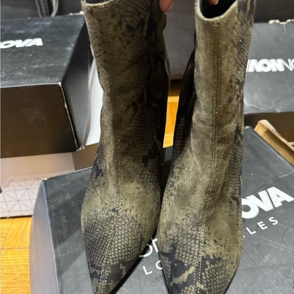 Khaki snake print boots - Picture 3 of 3